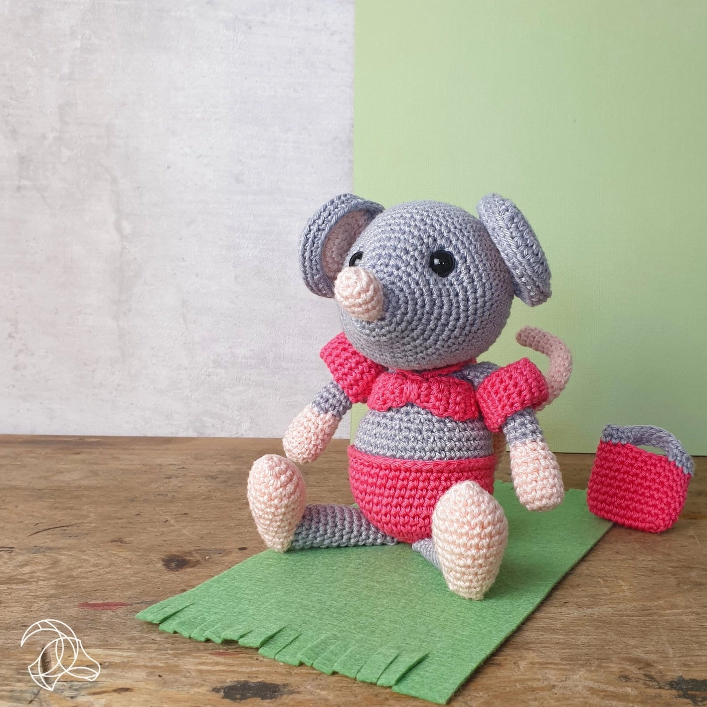 daisy mouse crochet kit